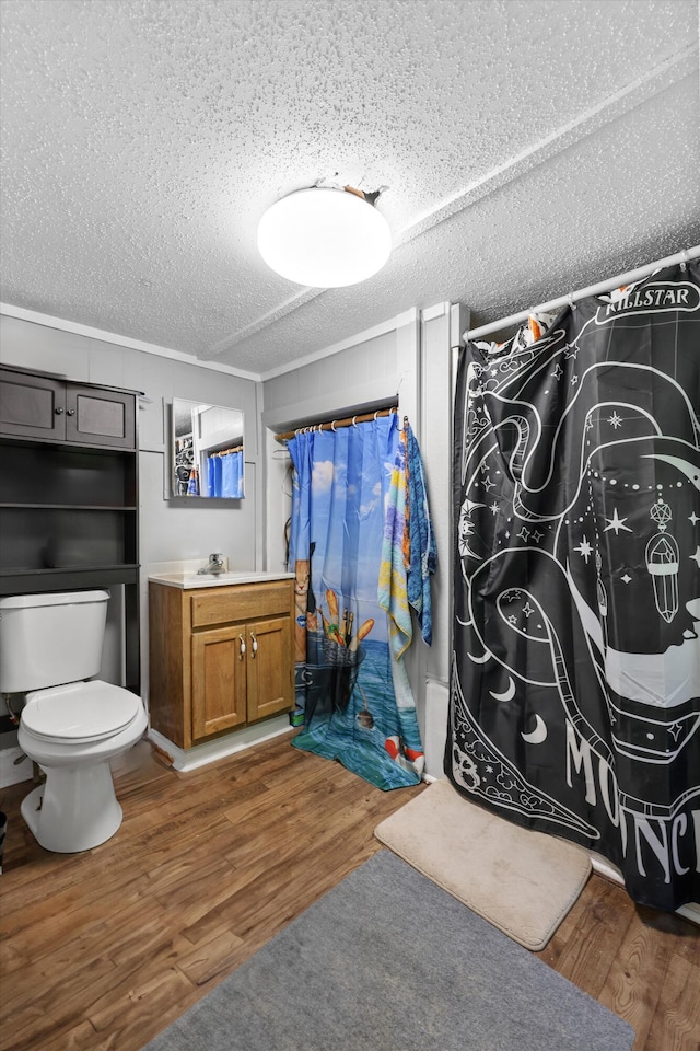 506 Daugherty St, Lafayette, GA 30728 - full bath featuring a textured ceiling, wood finished floors, toilet, vanity, and a shower with shower curtain