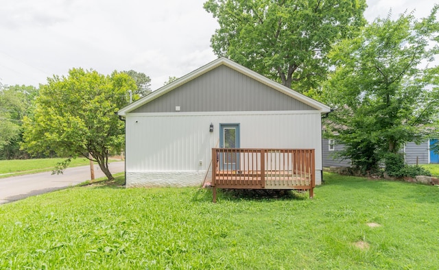 714 W 42nd St, Chattanooga, TN 37410 - back of property with a wooden deck and a lawn