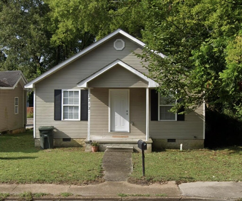 2212 Bailey Ave, Chattanooga, TN 37404 - bungalow-style house with crawl space and a front lawn