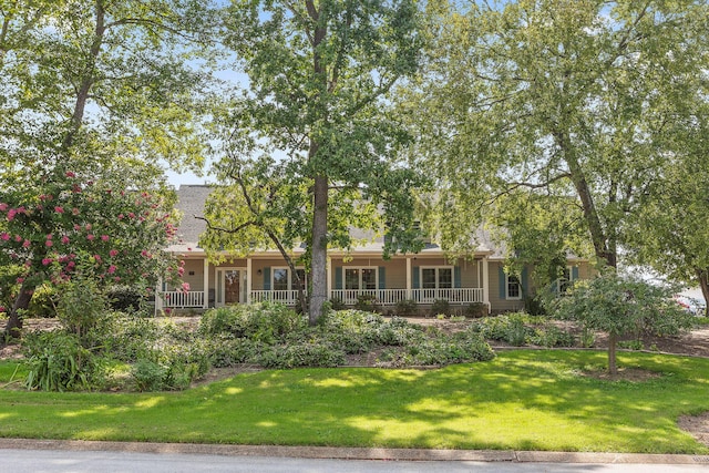 view of front facade featuring a front lawn and a porch