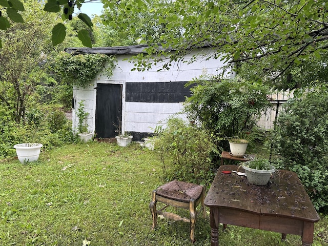 view of grassy yard with an outdoor structure