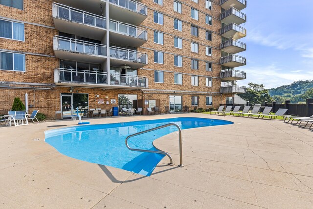 1131 Stringers Ridge Rd Unit 11G, Chattanooga, TN 37405 - community pool with a patio