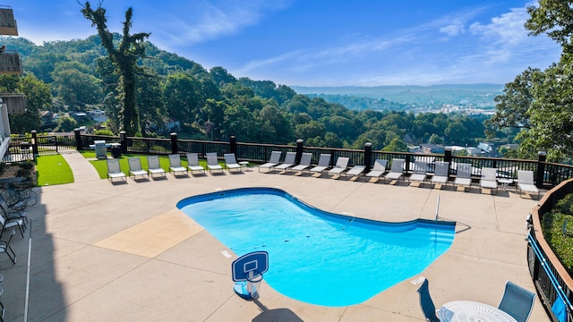 1131 Stringers Ridge Rd Unit 11G, Chattanooga, TN 37405 - community pool featuring a patio area
