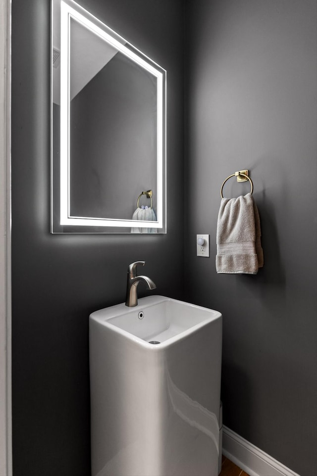 bathroom with baseboards