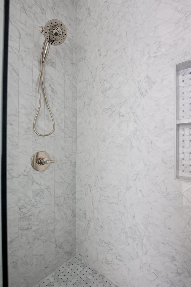 1608 Knickerbocker Ave, Chattanooga, TN 37405 - bathroom with a tile shower