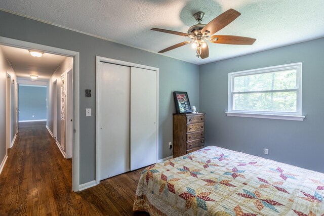 2524 Lyons Ln, Soddy Daisy, TN 37379 - bedroom with wood finished floors, a closet, a textured ceiling, a ceiling fan, and baseboards