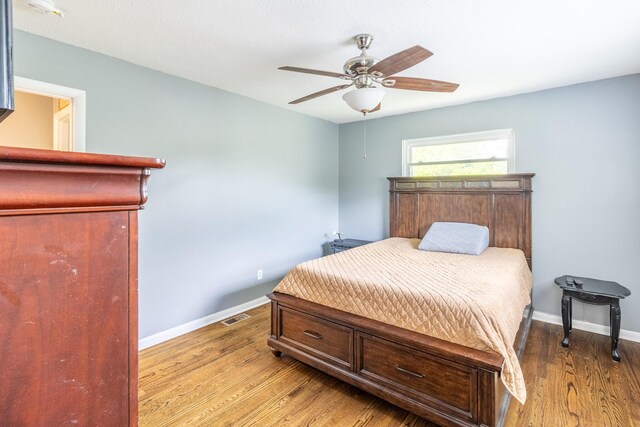2524 Lyons Ln, Soddy Daisy, TN 37379 - bedroom with wood finished floors, baseboards, and ceiling fan