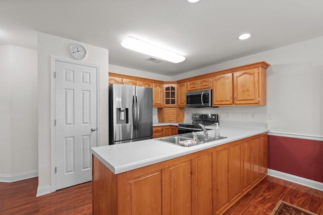 kitchen with stainless steel appliances, a peninsula, dark wood-style floors, baseboards, and recessed lighting