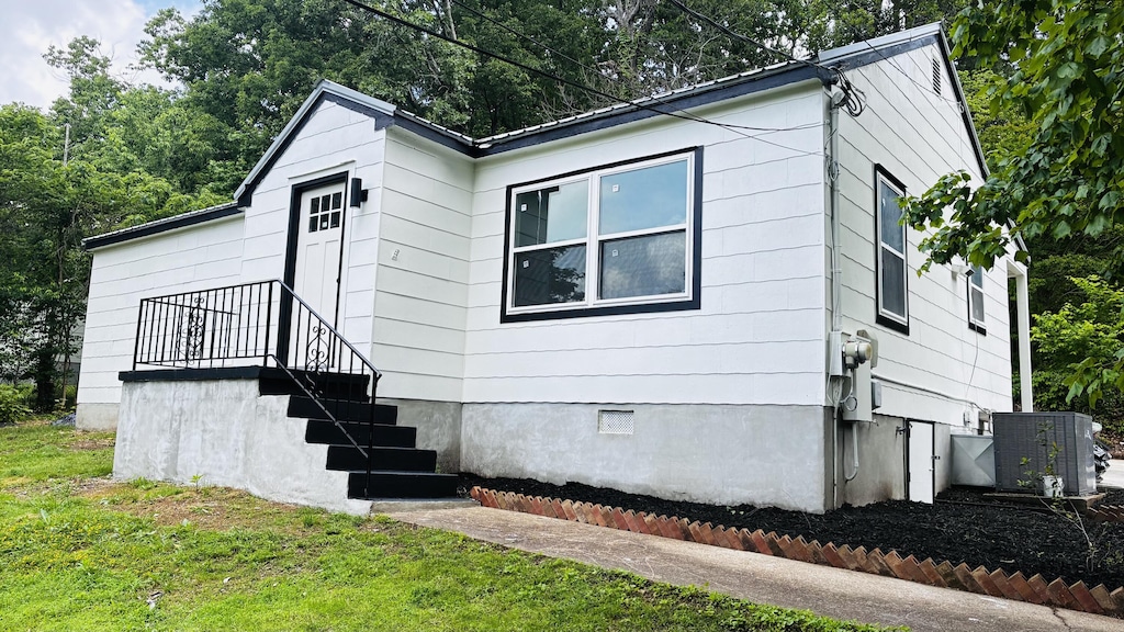 400 Hollywood Dr, Rossville, GA 30741 - view of front of house with a front lawn