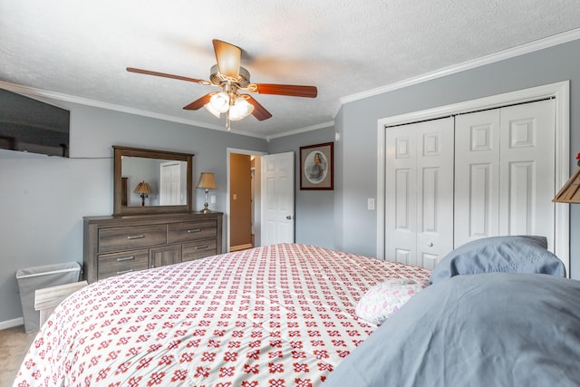 bedroom featuring a closet, carpet floors, ceiling fan, ornamental molding, and baseboards