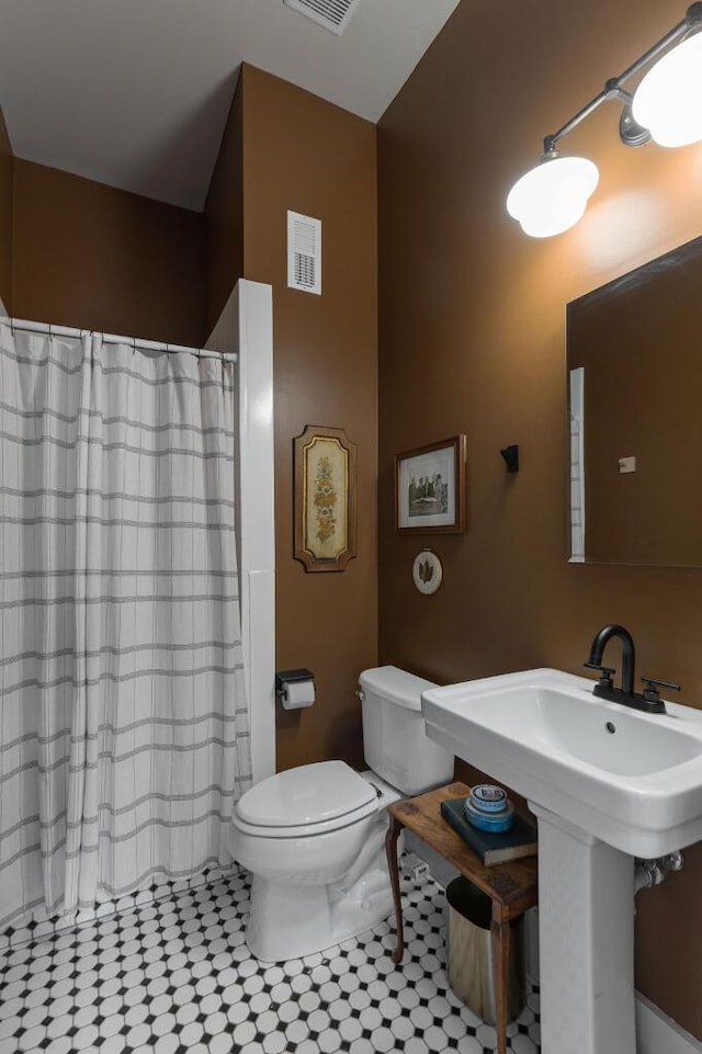 709 S Holly St, Chattanooga, TN 37404 - bathroom featuring toilet, tile patterned flooring, and a shower with shower curtain