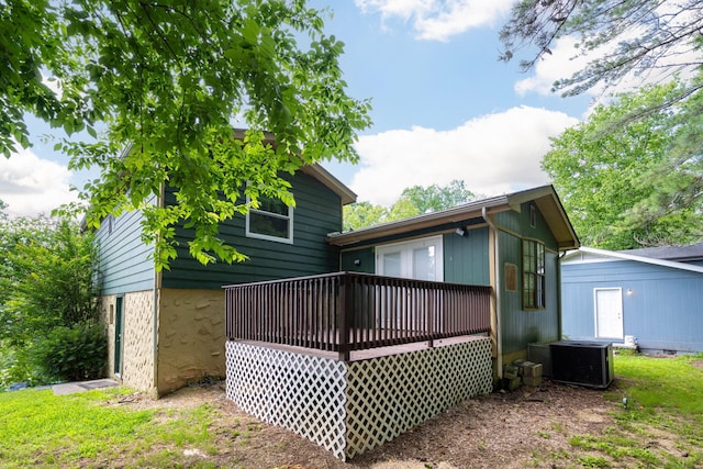 1002 Gillespie Rd, Chattanooga, TN 37411 - back of property with a deck
