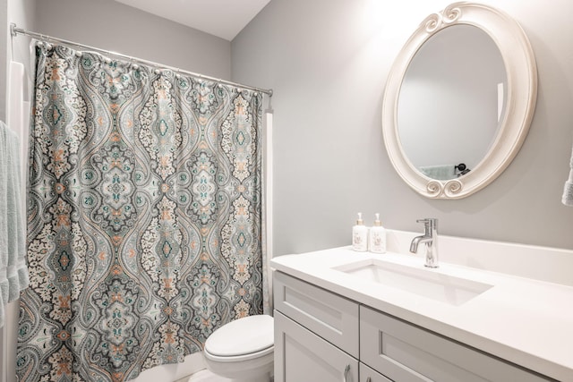 8647 Kensley Ln, Hixson, TN 37343 - full bath featuring toilet, vanity, and curtained shower