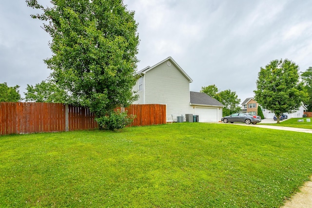 647 Peachtree Cir, Ringgold, GA 30736 - view of side of home with an attached garage and driveway