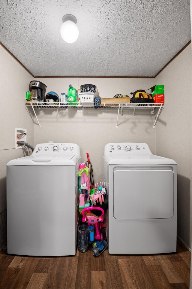 934 Holly Glen Ln, Decatur, TN 37322 - laundry room featuring washing machine and clothes dryer, wood finished floors, and a textured ceiling