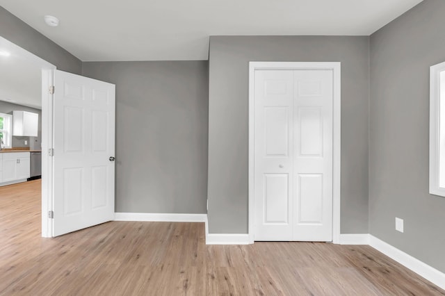 1904 Sharp St, Chattanooga, TN 37404 - unfurnished bedroom with light wood-style flooring, baseboards, and a closet