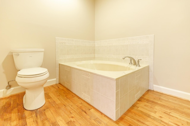 302 Brookwood Ln, Lafayette, GA 30728 - bathroom featuring wood finished floors, toilet, a garden tub, and baseboards
