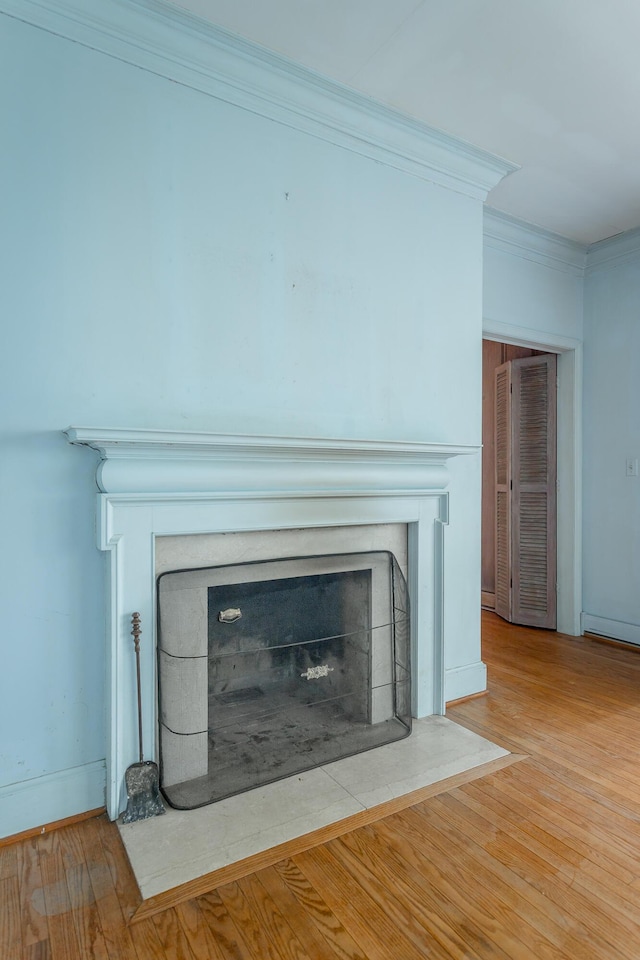 1613 Fairy Dell Trl, Lookout Mountain, GA 30750 - detailed view of a fireplace with flush hearth, wood finished floors, crown molding, and baseboards