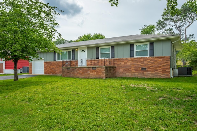 827 Woodmore Cir, Chattanooga, TN 37411 - single story home featuring board and batten siding, brick siding, a garage, and a front lawn