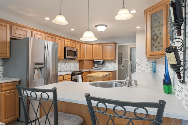 6245 Heritage Ridge Dr, Hixson, TN 37343 - kitchen featuring stainless steel appliances, a sink, a kitchen breakfast bar, a peninsula, and backsplash