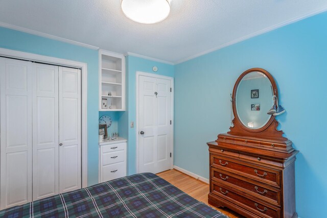 821 Ravine Rd, Signal Mountain, TN 37377 - bedroom with wood finished floors, a closet, crown molding, and a textured ceiling