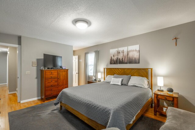 821 Ravine Rd, Signal Mountain, TN 37377 - bedroom featuring light wood-style flooring, baseboards, and a textured ceiling