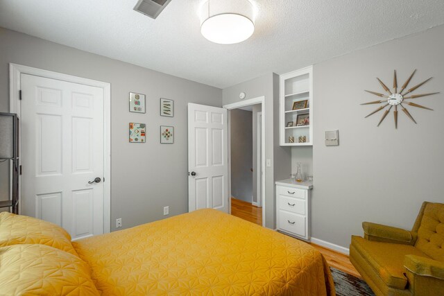 821 Ravine Rd, Signal Mountain, TN 37377 - bedroom with wood finished floors and baseboards