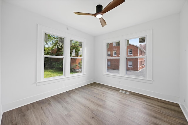 2806 N Chamberlain Ave, Chattanooga, TN 37406 - unfurnished room featuring wood finished floors and a ceiling fan