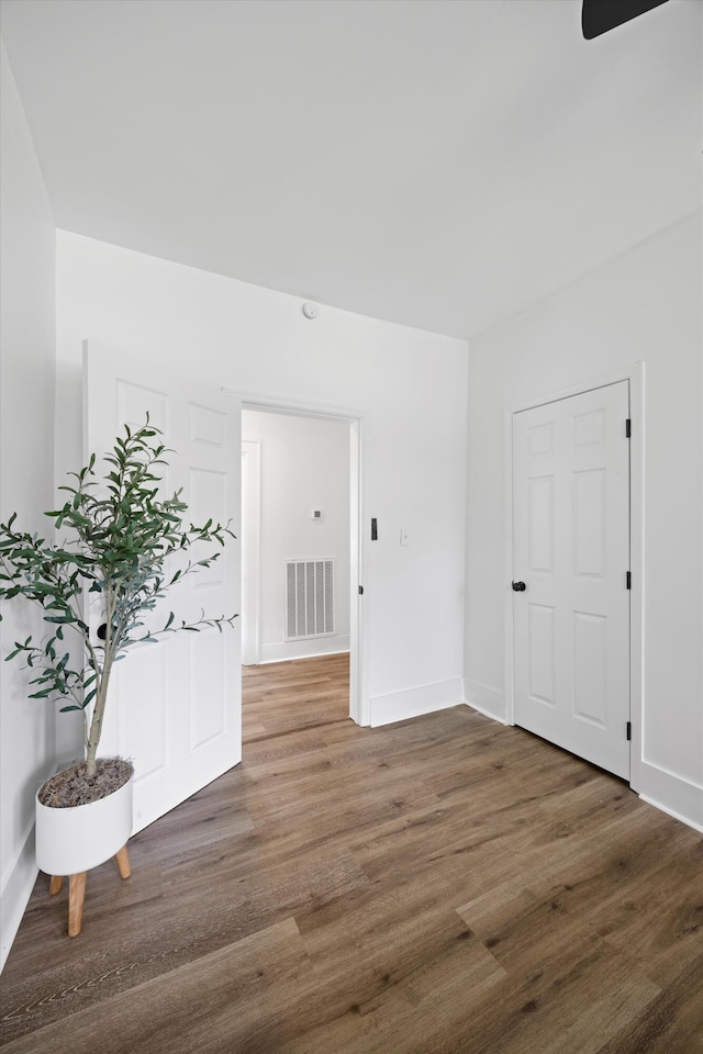 2806 N Chamberlain Ave, Chattanooga, TN 37406 - empty room with wood finished floors and ceiling fan