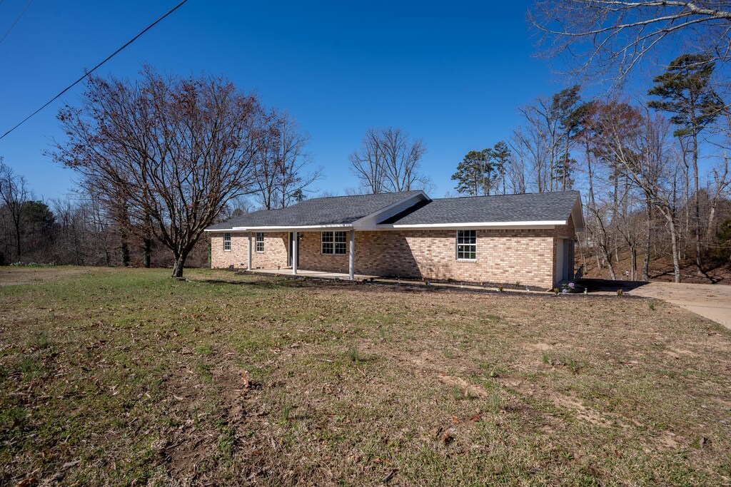 459 Lingerfelt Rd, Rainsville, AL 35986 - single story home with a front lawn, brick siding, and concrete driveway