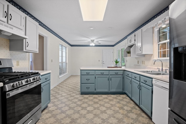 20 Debbie Ln, Ringgold, GA 30736 - kitchen with stainless steel appliances, under cabinet range hood, light floors, light countertops, and a peninsula