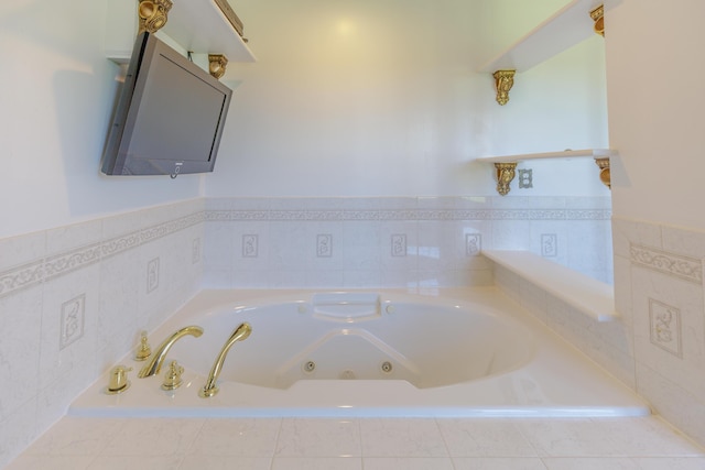 7900 Ooltewah Georgetown Rd, Ooltewah, TN 37363 - full bath featuring a jetted tub and wainscoting
