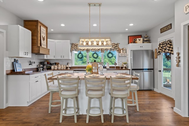 229 Blue Bird Way, Dunlap, TN 37327 - kitchen with freestanding refrigerator, dark countertops, backsplash, recessed lighting, and a breakfast bar area