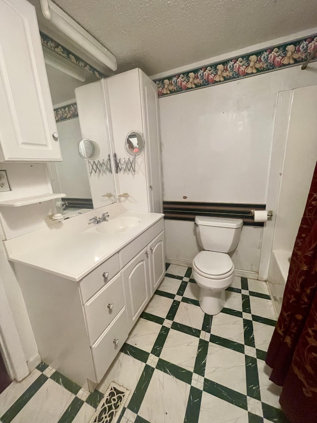 723 Godsey Ln, Chattanooga, TN 37415 - bathroom featuring vanity, toilet, and a textured ceiling