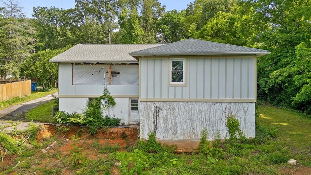 306 Pine Ridge Rd, Chattanooga, TN 37405 - view of side of home with roof with shingles and board and batten siding