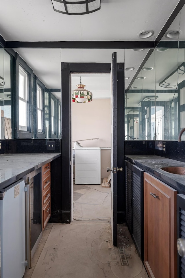 2000 Oak St, Chattanooga, TN 37404 - bar area with a sink, refrigerator, and beverage cooler