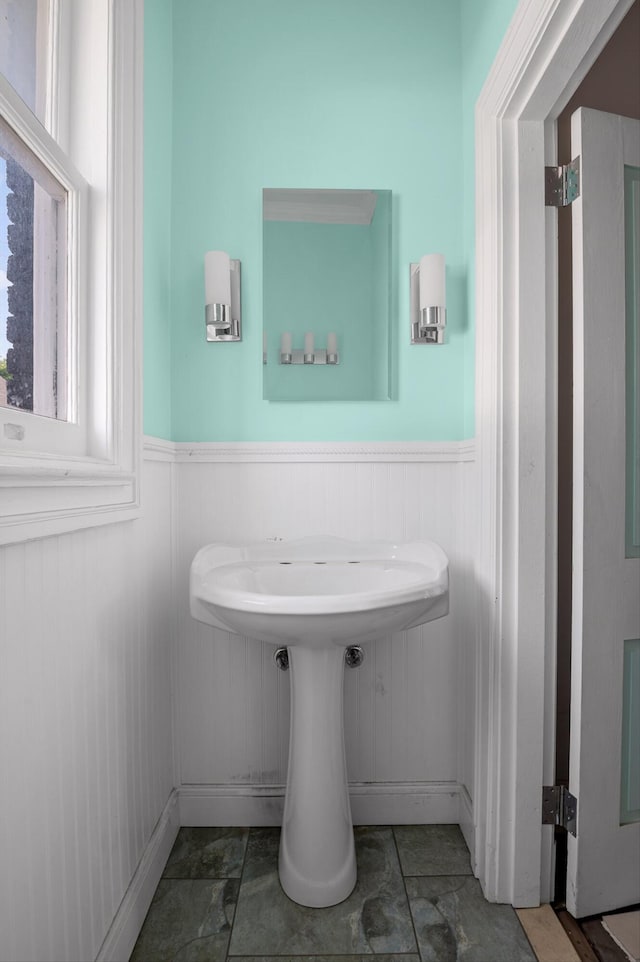 2000 Oak St, Chattanooga, TN 37404 - bathroom featuring a wainscoted wall