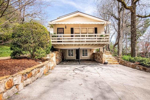 504 Fleetwood Dr, Lookout Mountain, TN 37350 - view of front facade with driveway and stairs