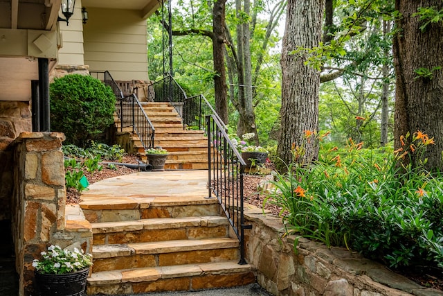 504 Fleetwood Dr, Lookout Mountain, TN 37350 - view of stairway