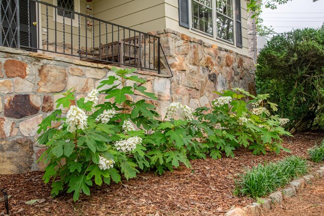 504 Fleetwood Dr, Lookout Mountain, TN 37350 - exterior view of stone siding