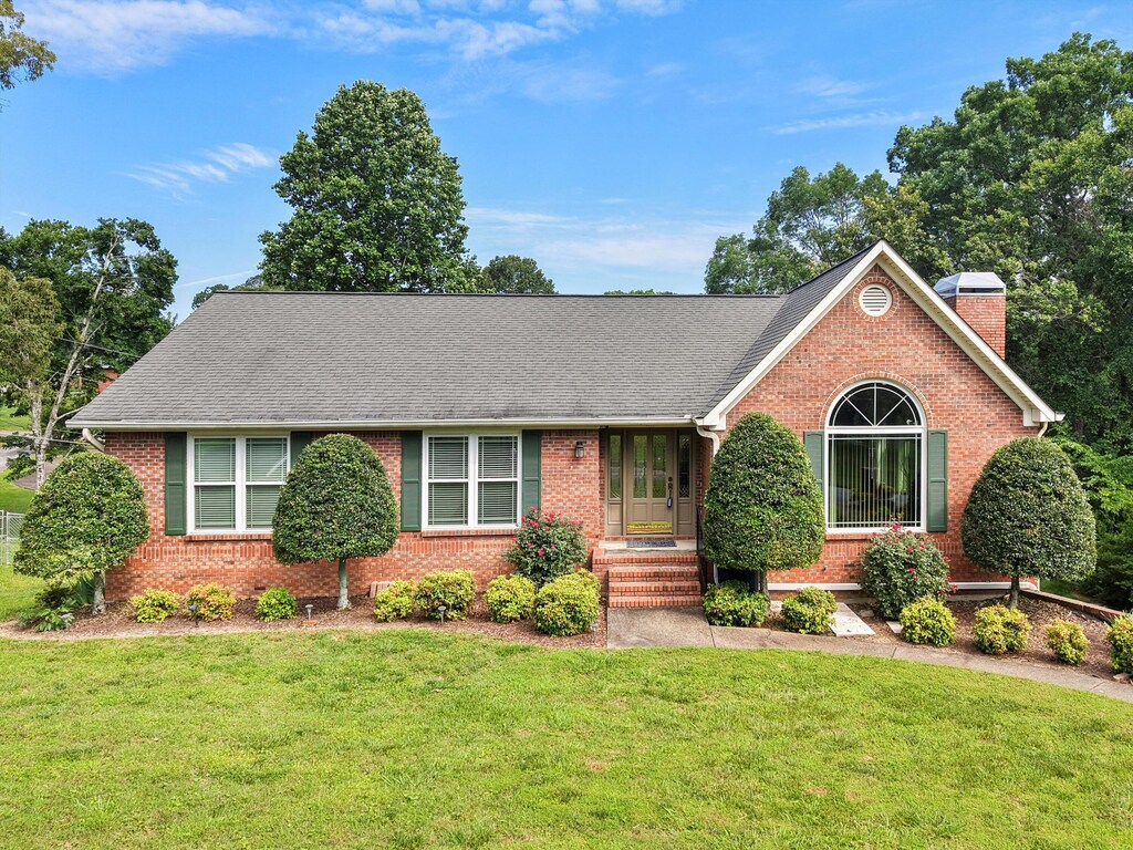 4015 Patton Edwards Dr, Chattanooga, TN 37412 - ranch-style home featuring brick siding, a chimney, and a front lawn