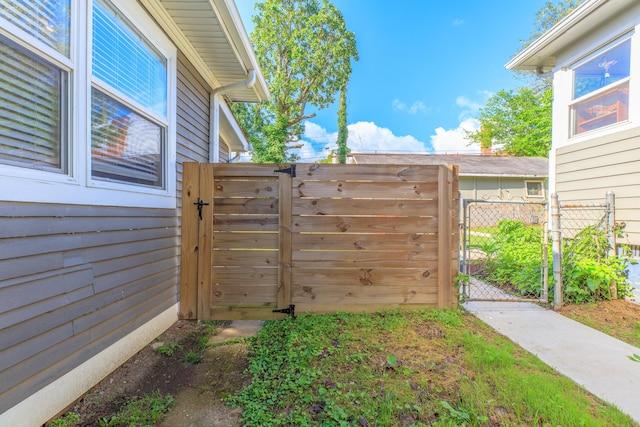 2104 Oak St, Chattanooga, TN 37404 - view of yard with a gate
