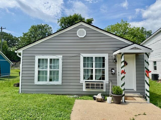 1812 E 13th St, Chattanooga, TN 37404 - view of front facade featuring a front yard and central AC