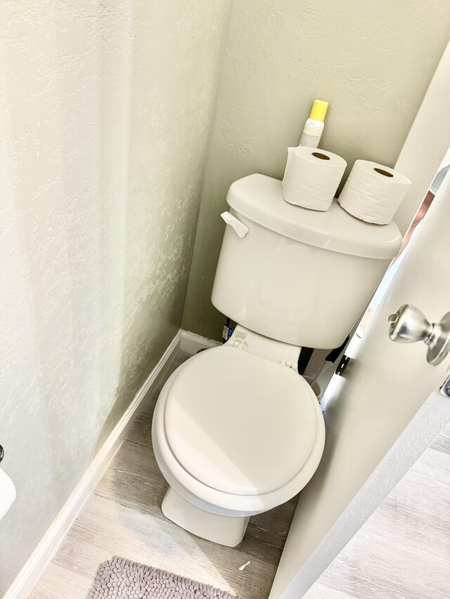 1812 E 13th St, Chattanooga, TN 37404 - bathroom featuring wood finished floors and a textured wall