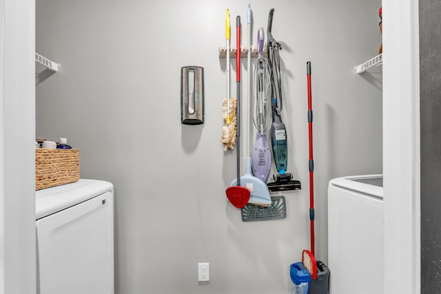329 Windsong Dr, Lafayette, GA 30728 - laundry area with washing machine and clothes dryer