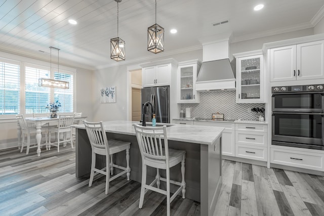 15 Breckinridge Dr, Chickamauga, GA 30707 - kitchen featuring black appliances, a chandelier, light wood-style flooring, a kitchen island with sink, and crown molding