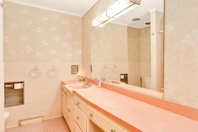 208 Barbara Ln, Chattanooga, TN 37411 - full bath with toilet, wallpapered walls, tile walls, wainscoting, and baseboard heating