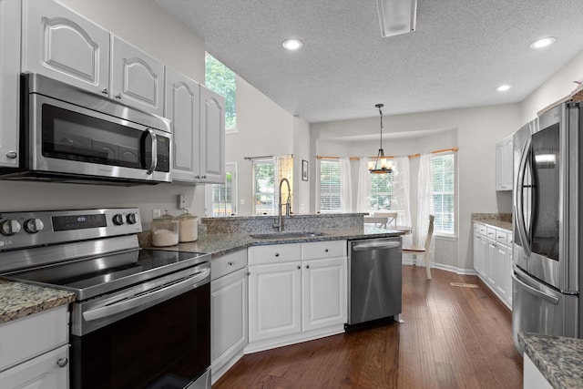 6443 Olde Ferry Lndg, Harrison, TN 37341 - kitchen with appliances with stainless steel finishes, a sink, a textured ceiling, a peninsula, and white cabinets