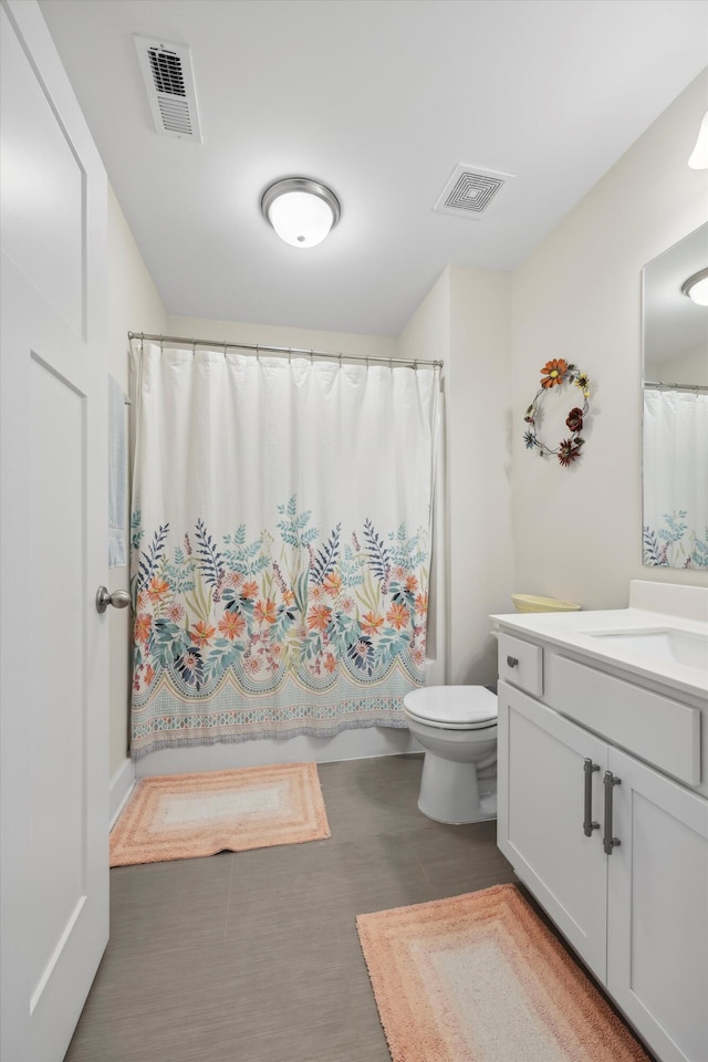 1590 Buttonwood Unit 20, Chattanooga, TN 37421 - full bath featuring vanity, toilet, and curtained shower