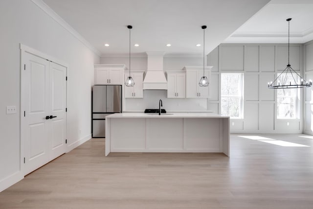6221 Alexandra Pl, Chattanooga, TN 37416 - kitchen with premium range hood, freestanding refrigerator, a sink, ornamental molding, and an island with sink